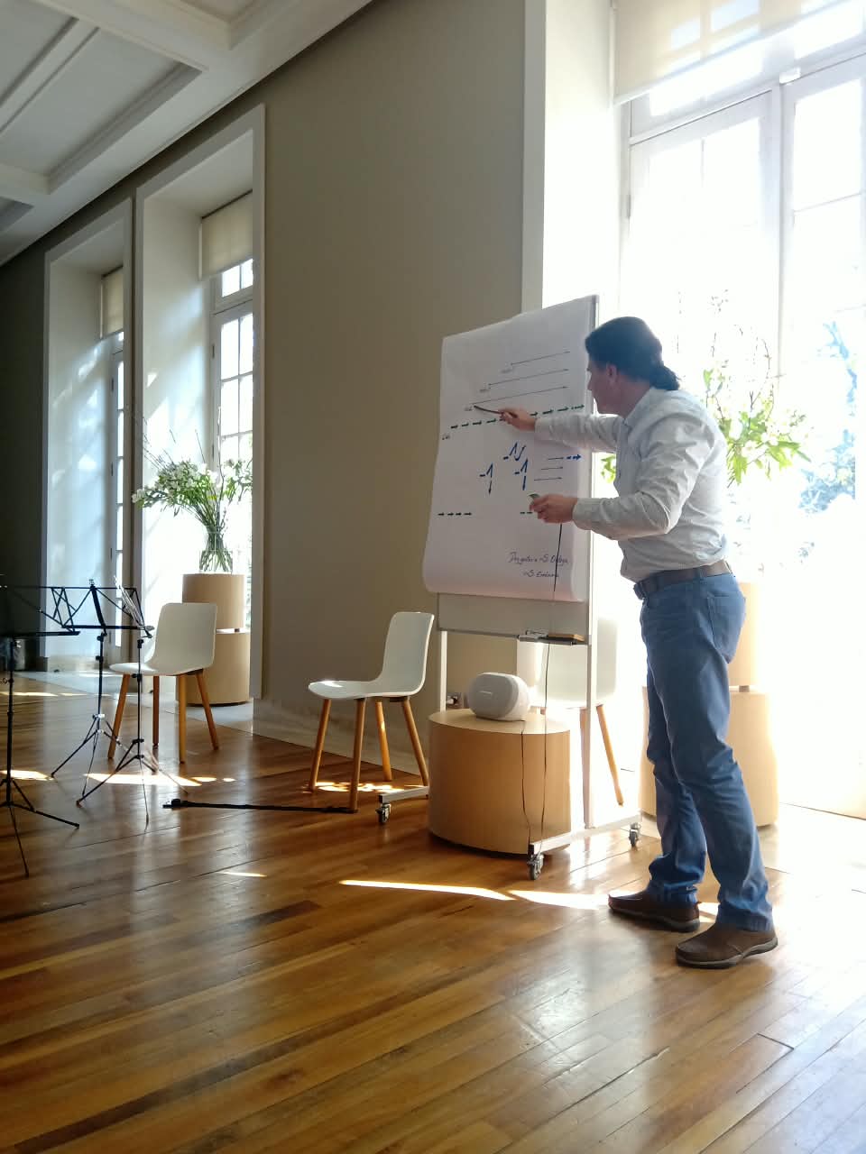 Egidio Levi Contreras facilitando una experiencia de formación musical